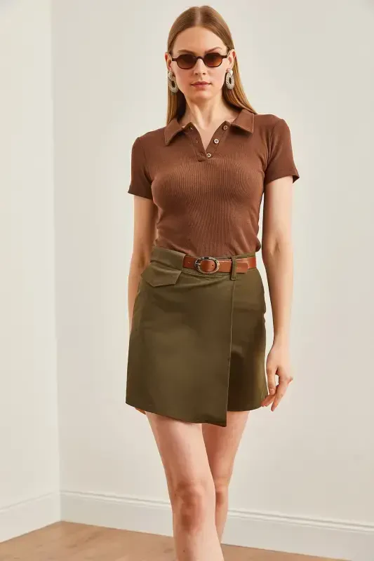 Женские брюки габардин цвета хаки с хлопковым поясом и деталями на клапанах - 2