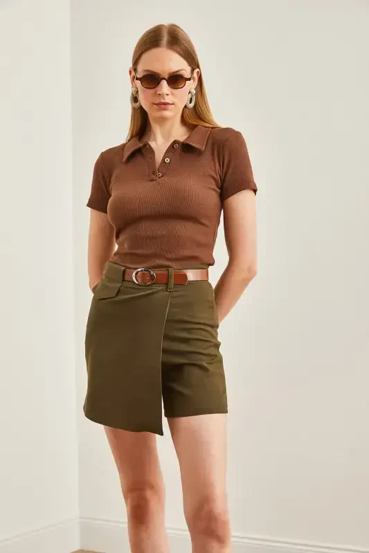 Женские брюки габардин цвета хаки с хлопковым поясом и деталями на клапанах - 5