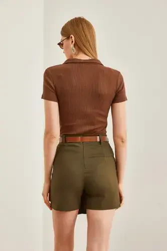 Женские брюки габардин цвета хаки с хлопковым поясом и деталями на клапанах - 6