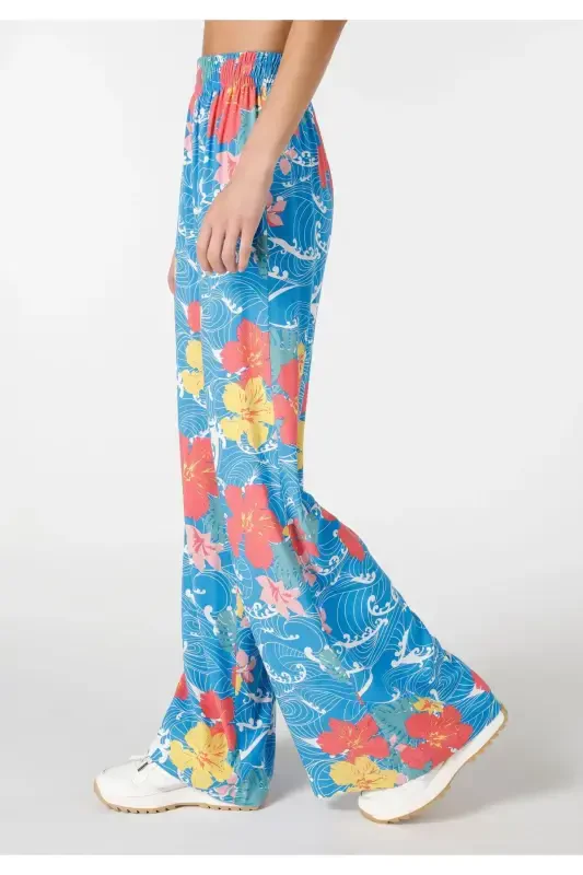 Женские брюки с широкими штанинами, высокой талией и резинкой. - 4