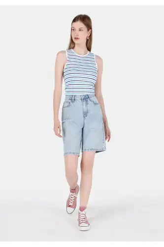 Женские джинсовые шорты средней посадки синего цвета - 1
