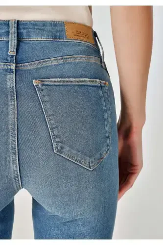 Женские джинсы Carla Slim Fit с прямыми штанинами синего цвета. - 6