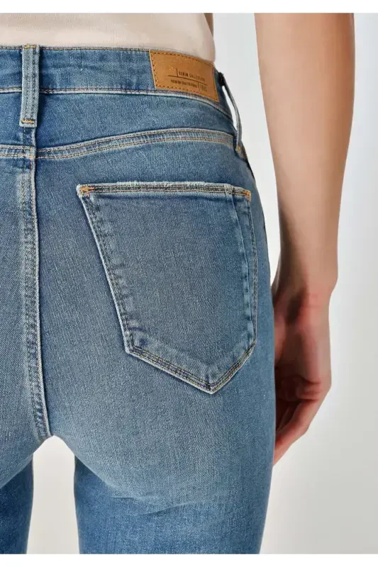 Женские джинсы Carla Slim Fit с прямыми штанинами синего цвета. - 6