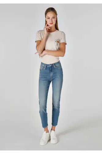 Женские джинсы Carla Slim Fit с прямыми штанинами синего цвета. - 3