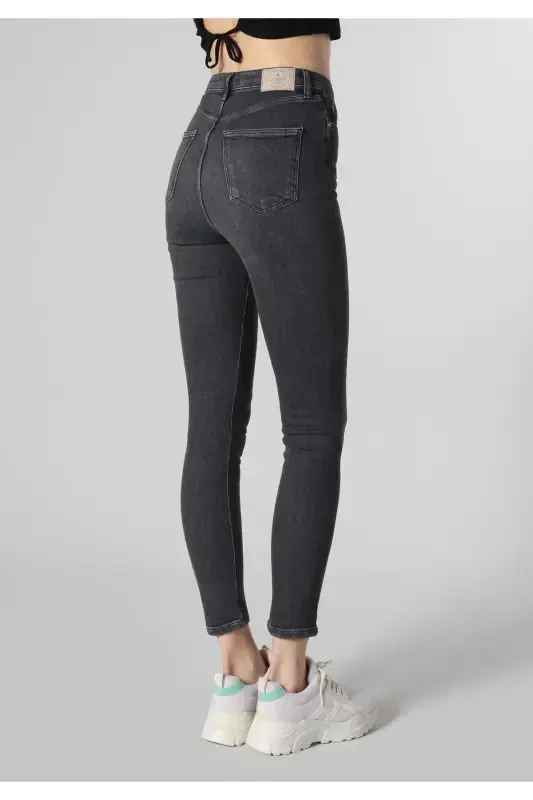 Женские джинсы Diana Super Slim Fit с высокой талией и зауженными штанинами серого цвета - 2