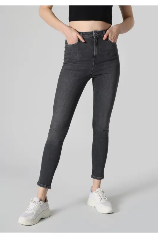 Женские джинсы Diana Super Slim Fit с высокой талией и зауженными штанинами серого цвета - 4