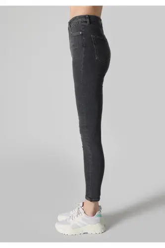 Женские джинсы Diana Super Slim Fit с высокой талией и зауженными штанинами серого цвета - 5