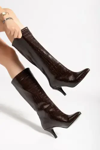 Женские коричневые сапоги на каблуке 5 см с крокодиловым принтом-коричневый - 2