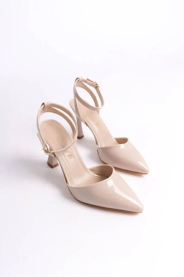 Женские туфли на высоком каблуке из бежевой лакированной кожи с заостренным носком и пряжкой - 4