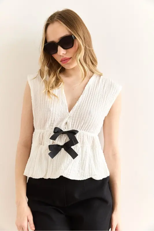 Женский белый комбинезон с текстурой и деталями в виде бантиков под ягодицами - 4