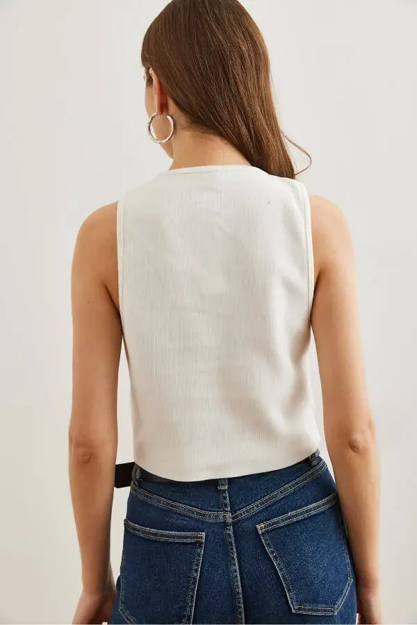 Женский белый трикотажный жилет с двумя серебряными пуговицами YLK-19000052 - 5