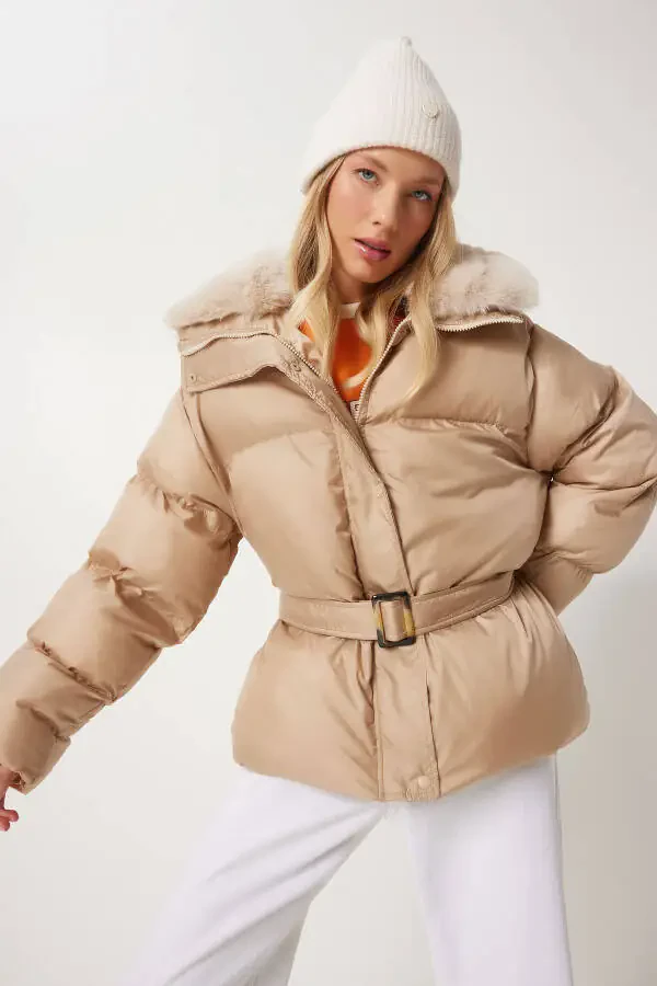 Женский бежевый пуховик с меховым воротником AW00011 - 1