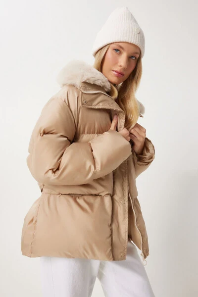 Женский бежевый пуховик с меховым воротником AW00011 - 3