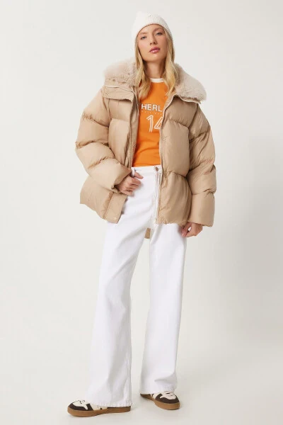 Женский бежевый пуховик с меховым воротником AW00011 - 4