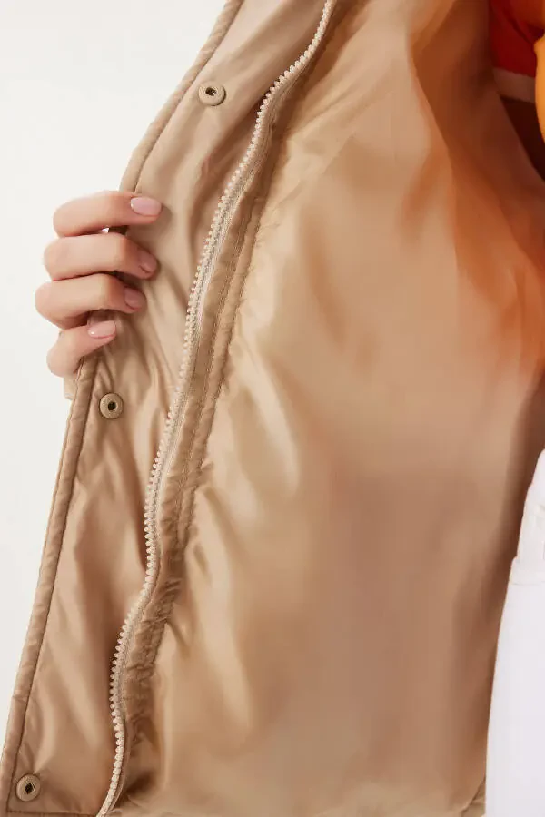 Женский бежевый пуховик с меховым воротником AW00011 - 5