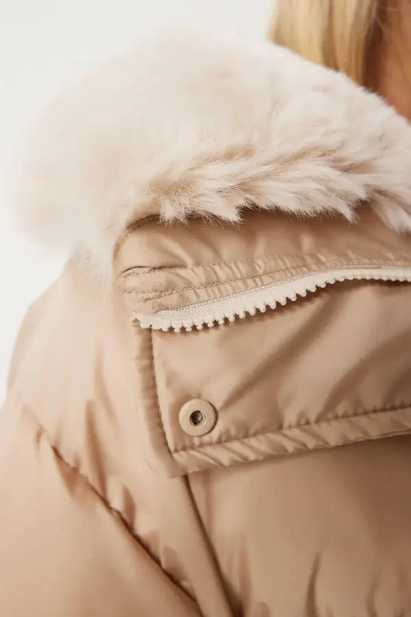 Женский бежевый пуховик с меховым воротником AW00011 - 7
