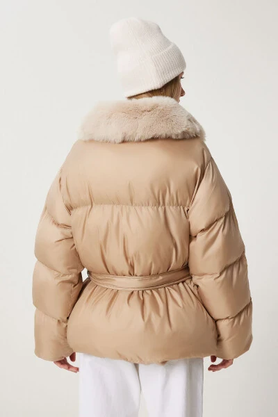 Женский бежевый пуховик с меховым воротником AW00011 - 9