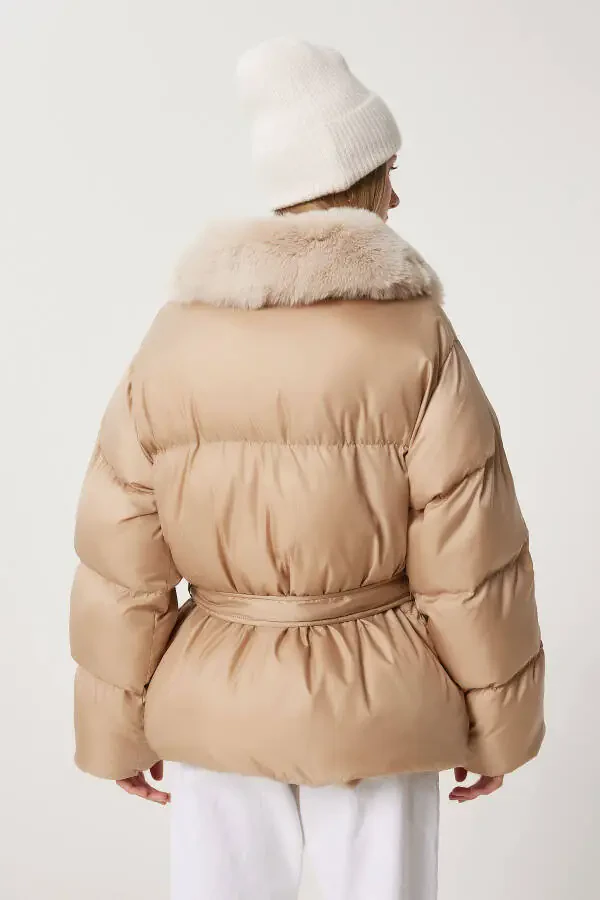 Женский бежевый пуховик с меховым воротником AW00011 - 9