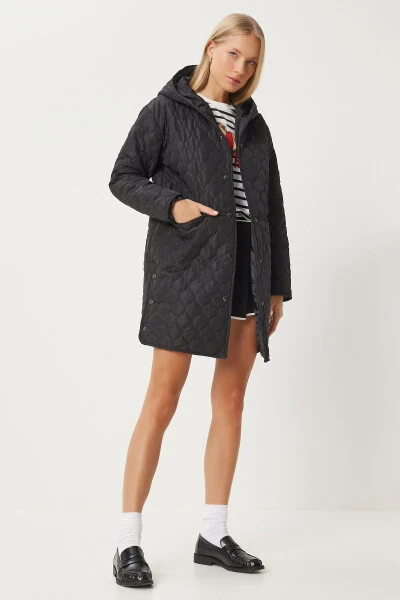 Женский черный стеганый пуховик с капюшоном LV00006 - HAPPINESS İSTANBUL