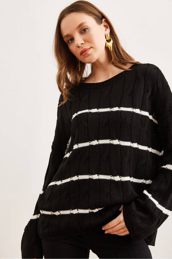 Женский черный вязаный свитер с косичкой и полосками - 4
