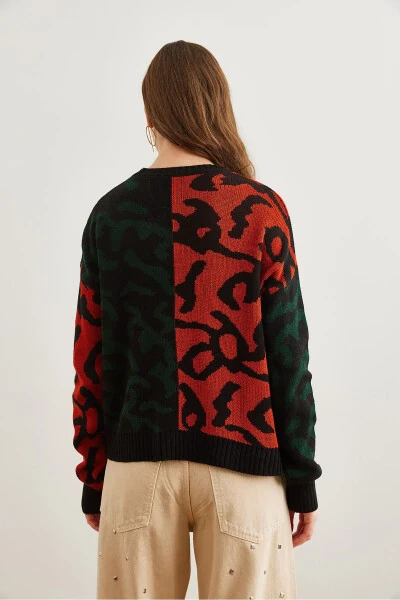 Женский изумрудно-зелёный свитер с блоками в стиле леопарда KZK-19000832 - OLALOOK (1)