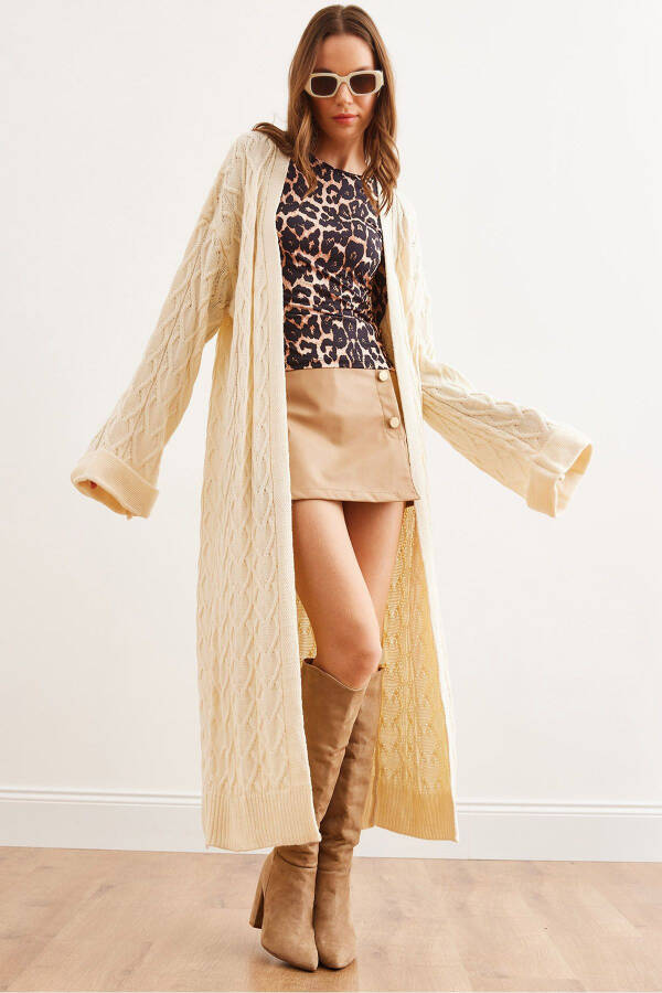 Женский кардиган макси трикотажный с манжетами и отворотом из пряжи цвета экрю SWTR-19000327 - 1