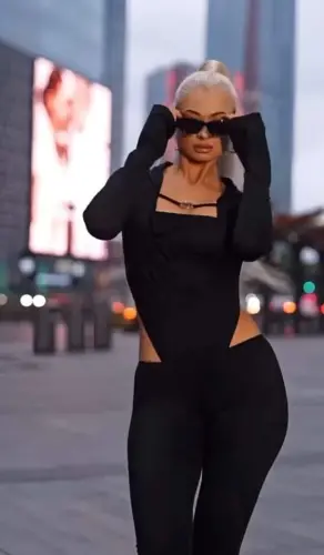 Женский комбинезон с длинными рукавами, квадратным вырезом, пряжкой и деталями декольте на талии. - 3