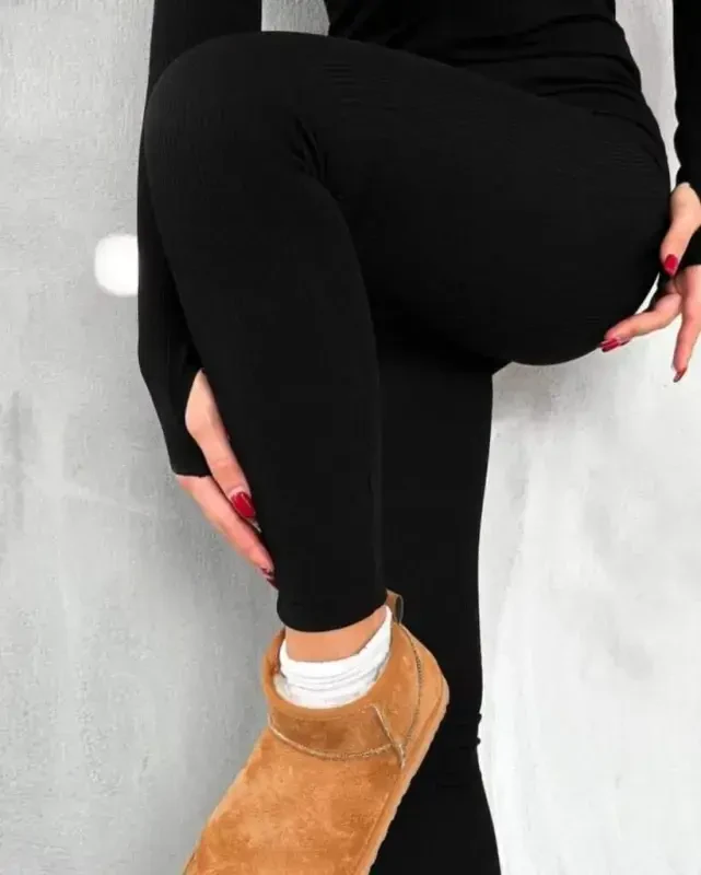 Женский комбинезон в рубчик с длинными рукавами, V-образным вырезом и отверстиями для пальцев. - 3