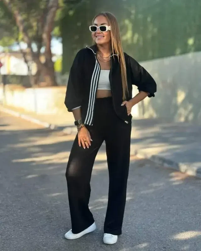 Женский комплект: блуза из двухниточного вискона с длинными рукавами, капюшоном, деталью в виде полоски и молнией, и брюки. - 2