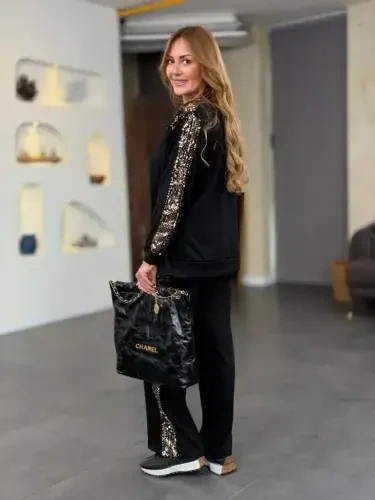 Женский комплект из блузки с длинными рукавами на молнии спереди и пайетками, а также брюк - 5