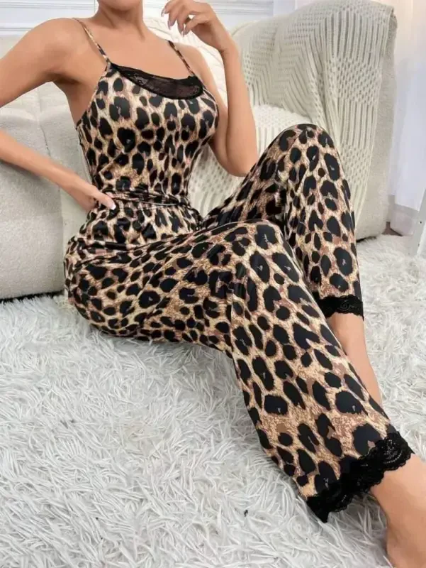 Женский комплект из двух предметов: блузка на тонких бретельках с кружевным вырезом и пижама Sandy - BÜYÜKBEDENIZ