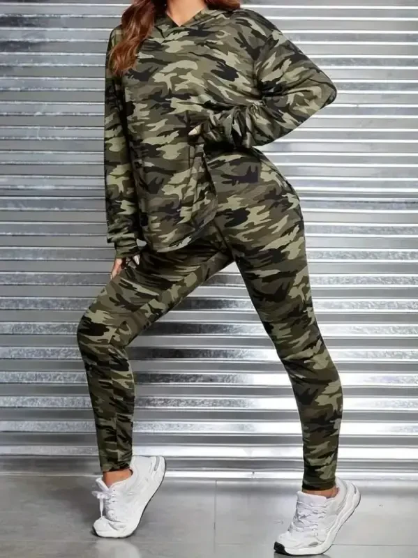 Женский комплект из двух предметов: блузка с длинными рукавами, капюшоном и камуфляжным принтом, леггинсы и брюки. - 4