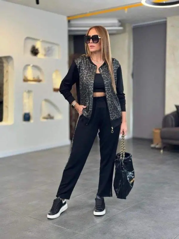 Женский комплект из двух предметов: блузка с длинными рукавами на молнии спереди, леопардовым принтом, из вискозы и двухниточного трикотажа, и брюки. - 3