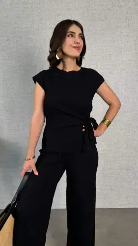 Женский комплект из двух предметов: блузка с короткими рукавами, круглым вырезом и завязками сбоку, а также мятые брюки. - BÜYÜKBEDENIZ (1)