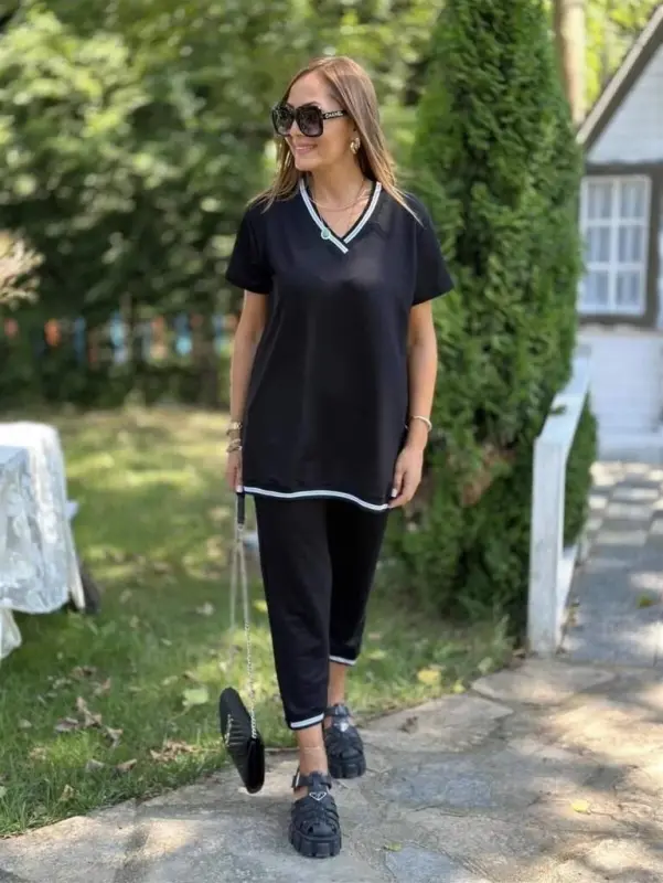 Женский комплект из двух предметов: блузка с V-образным вырезом и короткими рукавами из двухниточной ткани и брюки. - 6