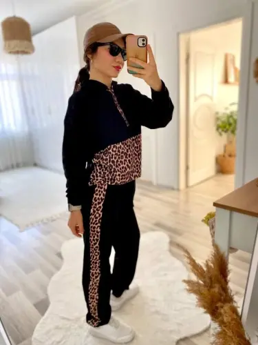 Женский комплект из двух предметов: свитшот с длинным рукавом и леопардовыми деталями и брюки с леопардовыми лампасами - 9