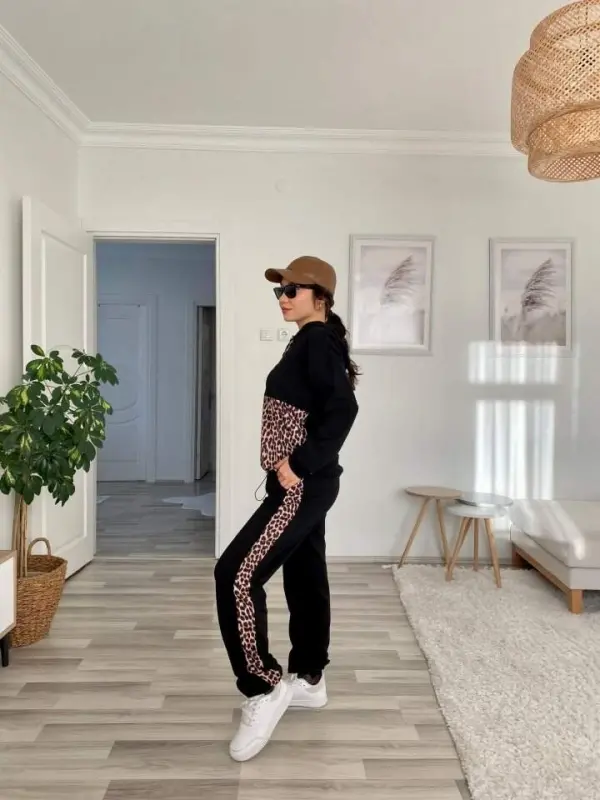 Женский комплект из двух предметов: свитшот с длинным рукавом и леопардовыми деталями и брюки с леопардовыми лампасами - 11