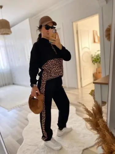 Женский комплект из двух предметов: свитшот с длинным рукавом и леопардовыми деталями и брюки с леопардовыми лампасами - 14