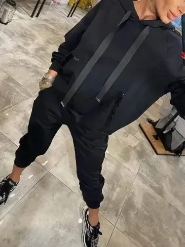 Женский комплект из двух предметов: вискозная блузка из двух нитей с длинными рукавами, капюшоном и пайетками, и брюки - 1