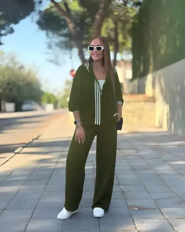 Женский комплект из двух предметов: вискозная блузка на молнии с длинными рукавами, капюшоном, деталями в рубчик и брюки. - 3