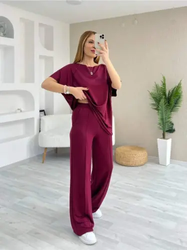 Женский комплект из двух предметов: вискозная блузка с короткими рукавами, вырезом «лодочка», декоративной строчкой и брюки из двухниточной ткани. - 3