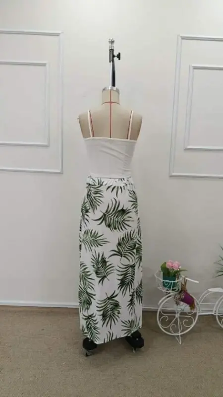 Женский комплект из вискозной блузки на бретелях с круглым вырезом и узорчатой трикотажной юбки с разрезом - 8