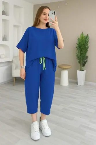 Женский комплект из вискозы из двух предметов: блузка с коротким рукавом и круглым вырезом и брюки. - 2