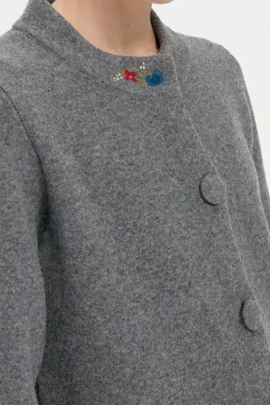 Женский короткий шерстяной жакет дымчатого цвета с вышивкой на воротнике-стойке и рукавах - 6