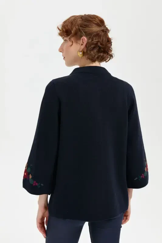 Женский короткий шерстяной жакет темно-синего цвета с вышивкой на воротнике-стойке и рукавах - 5