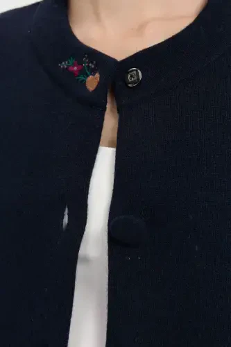 Женский короткий шерстяной жакет темно-синего цвета с вышивкой на воротнике-стойке и рукавах - 7