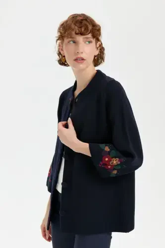 Женский короткий шерстяной жакет темно-синего цвета с вышивкой на воротнике-стойке и рукавах - 8