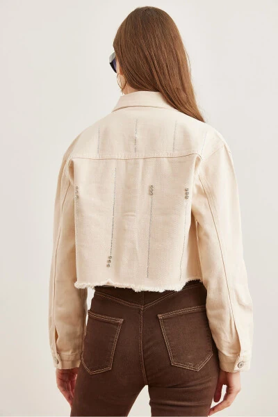 Женский короткий хлопковый габардиновый пиджак CKT-19000388 с накладными карманами и каменными деталями спереди и сзади - 6