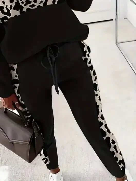 Женский костюм двойка: блуза с длинными рукавами на молнии с пестрым узором из вискозы и брюки из двухниточной ткани. - 3