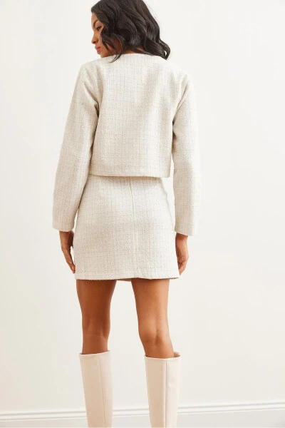 Женский костюм-двойка юбка-жакет цвета экрю с отделкой из пуговиц TKM-19000316 - 6